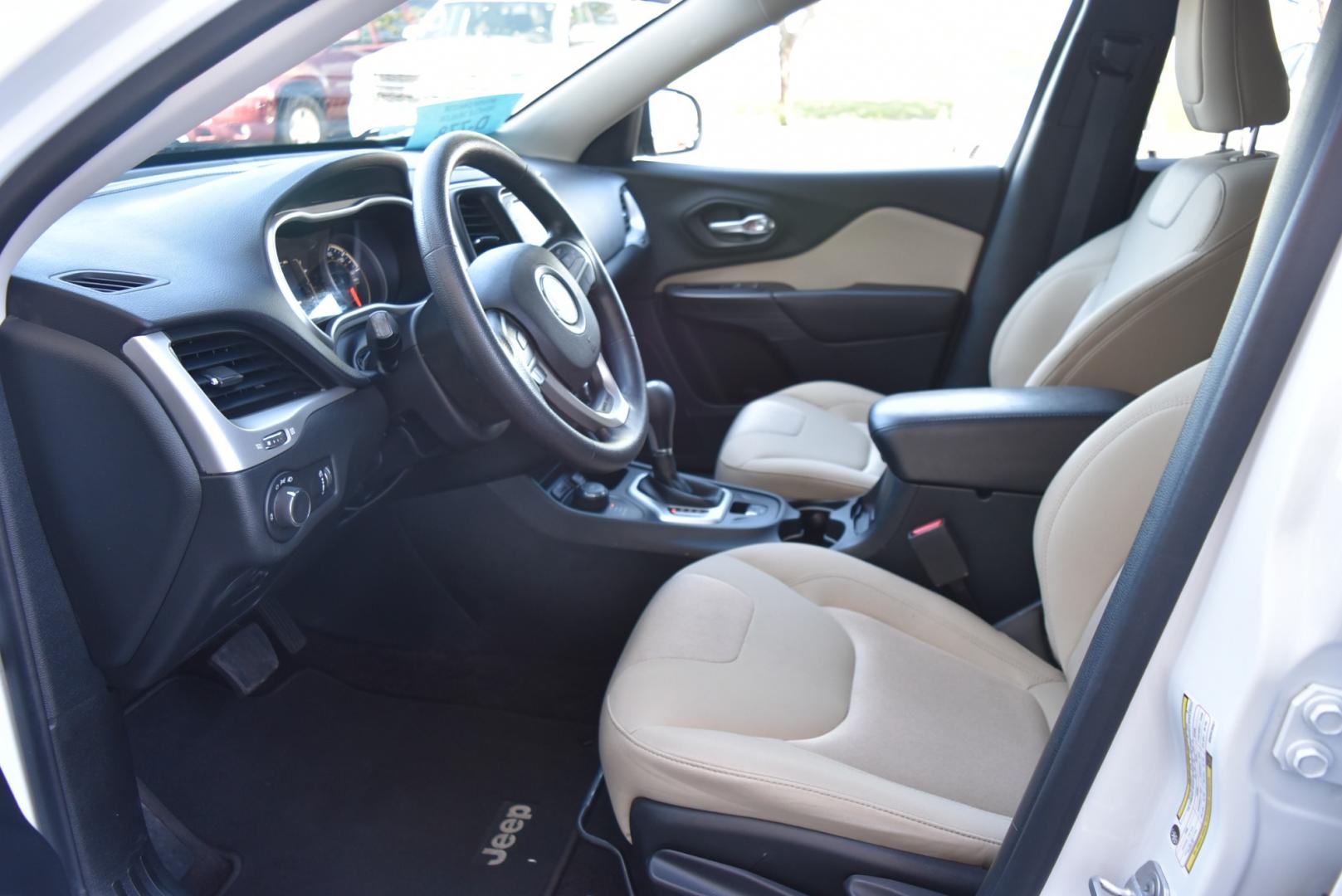 2016 White /Black Jeep Cherokee Sport (1C4PJMAB3GW) with an 2.4L 4 Cyl Multi-Air engine, 9-Speed Automatic transmission, located at 1600 E Hwy 44, Rapid City, SD, 57703, (605) 716-7878, 44.070232, -103.171410 - Photo#8